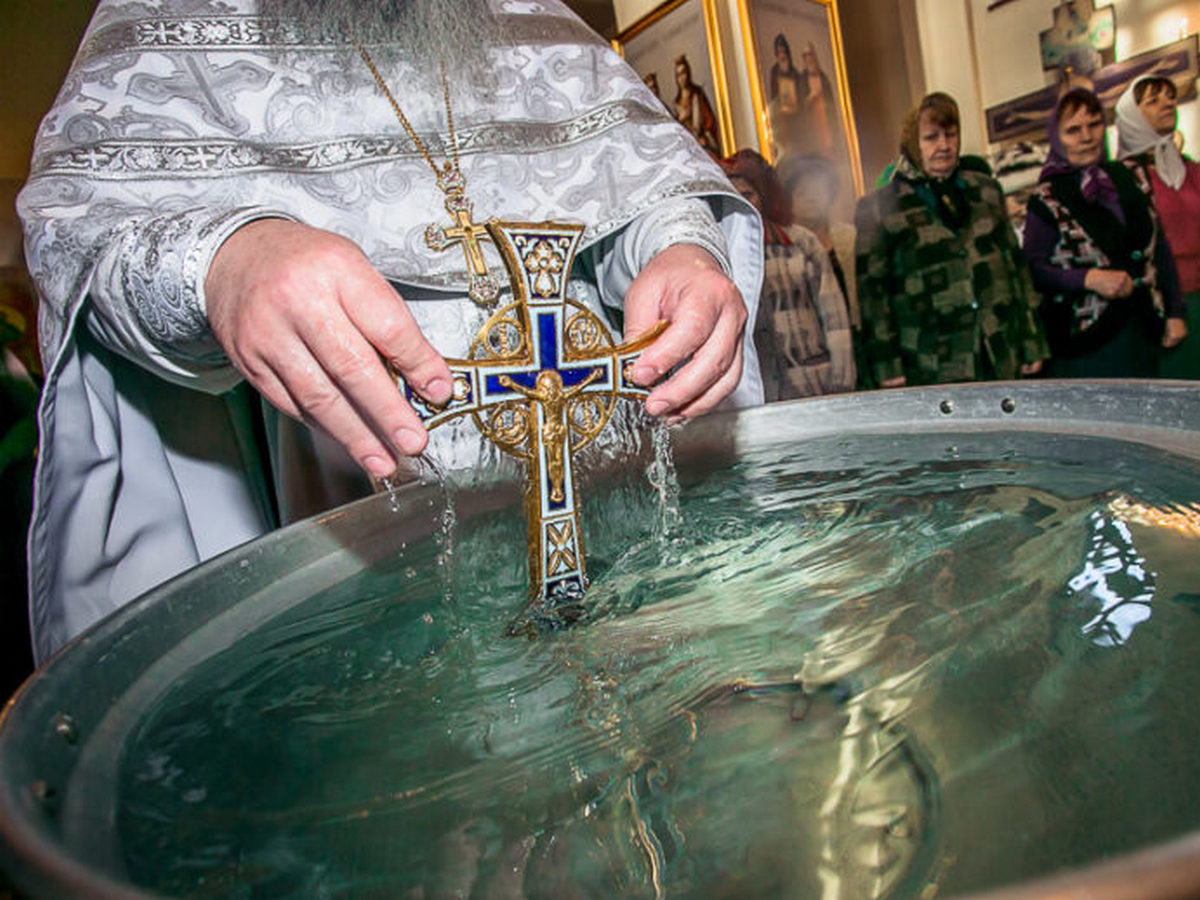 Воду освещают зеленым. Крещение Господне Святая вода. Освящение воды. Освящение воды на крещение. Освящение воды в храме.