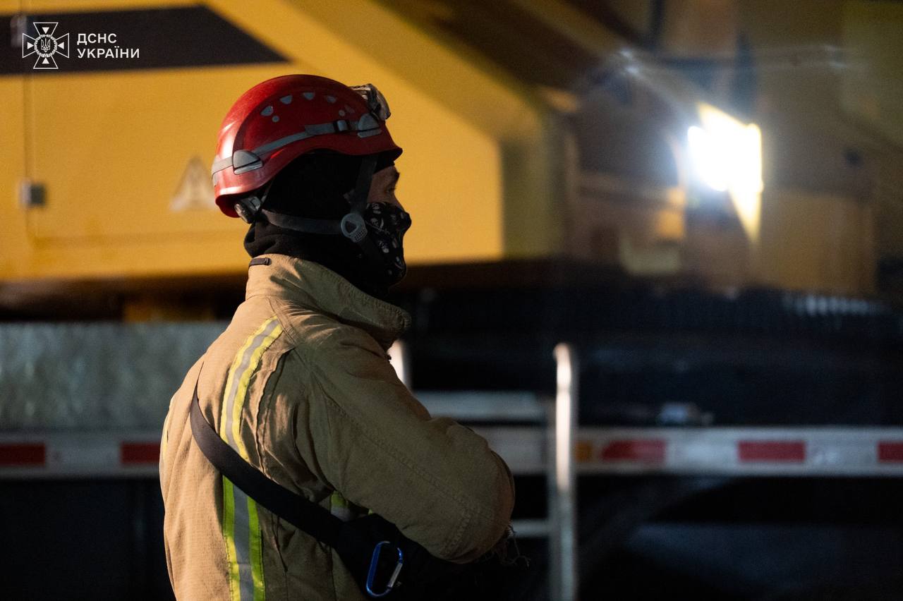 У Тернополі тривають пошуково-рятувальні роботи на місці російського удару