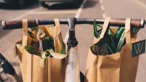 Перевезення квітів у крафтових пакетах