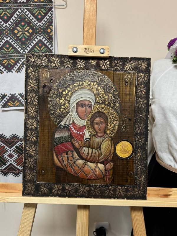 «Коли зброя мовчить, говорять ікони»: у Тернопільській міській бібліотеці для дорослих відбулося урочисте відкриття персональної виставки ікон Наталі Війтович