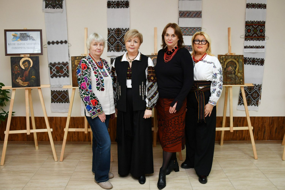 «Коли зброя мовчить, говорять ікони»: у Тернопільській міській бібліотеці для дорослих відбулося урочисте відкриття персональної виставки ікон Наталі Війтович