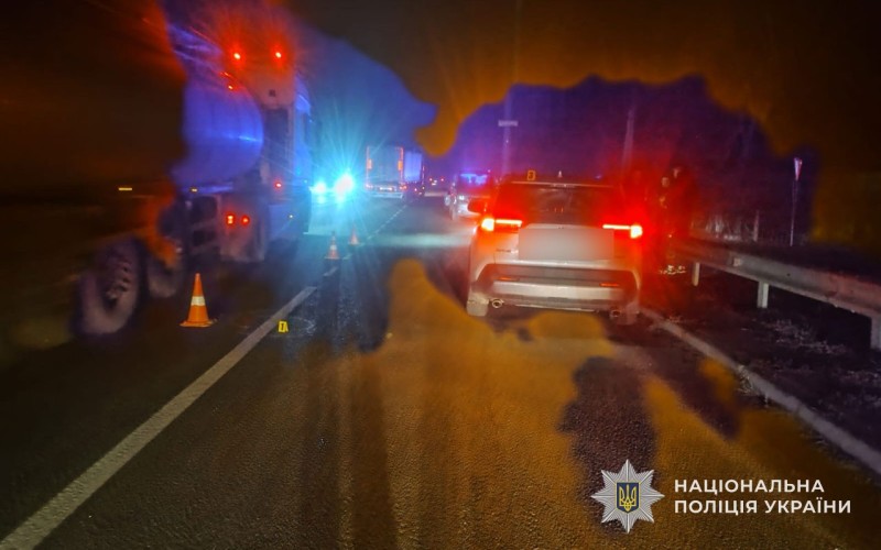 Біля Тернополя під колеса авто потрапила пенсіонерка: її госпіталізували з численними переломами