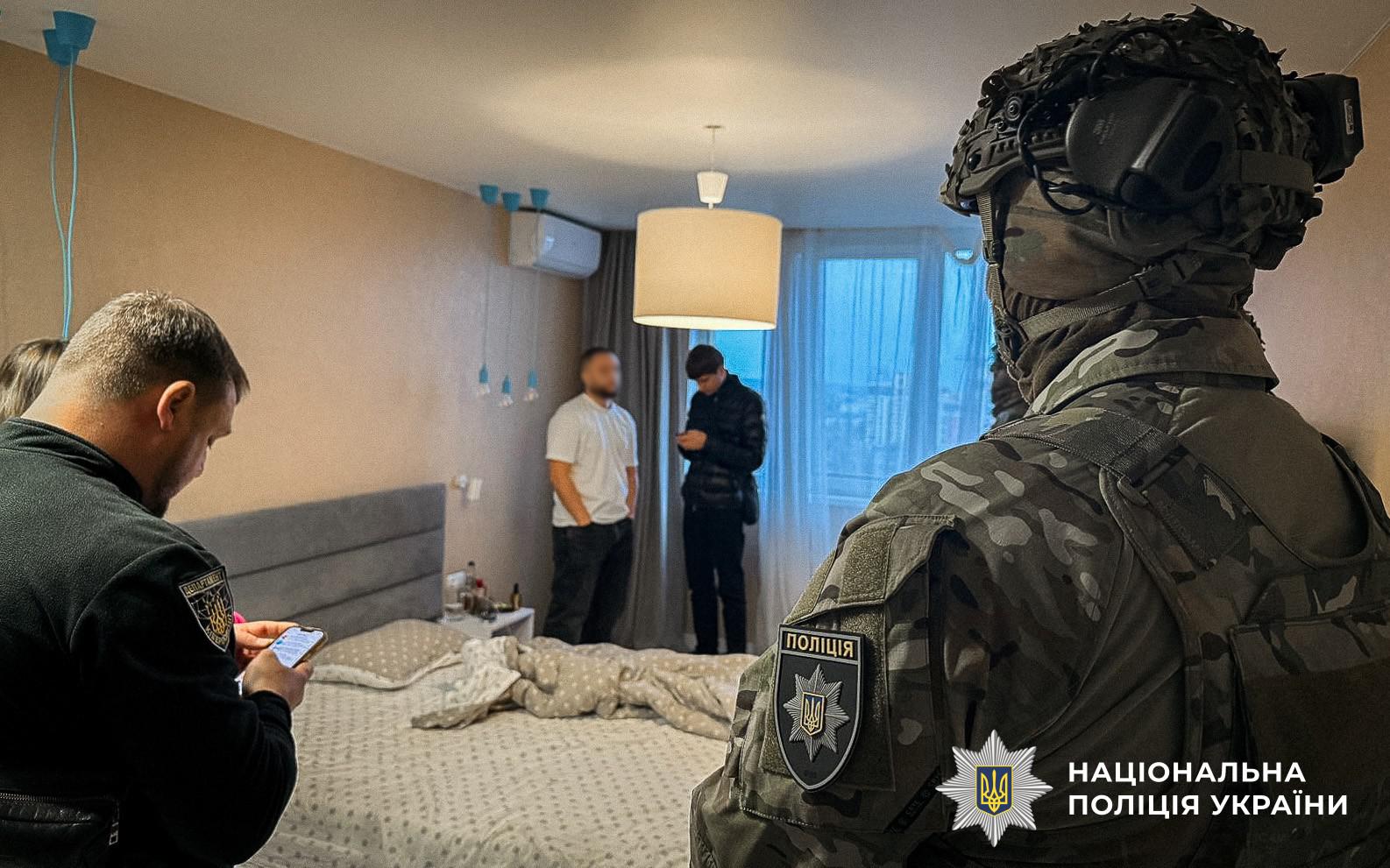 Кіберполіцейські викрили учасників організованої злочинної групи, які організували масштабну шахрайську фінансову біржу