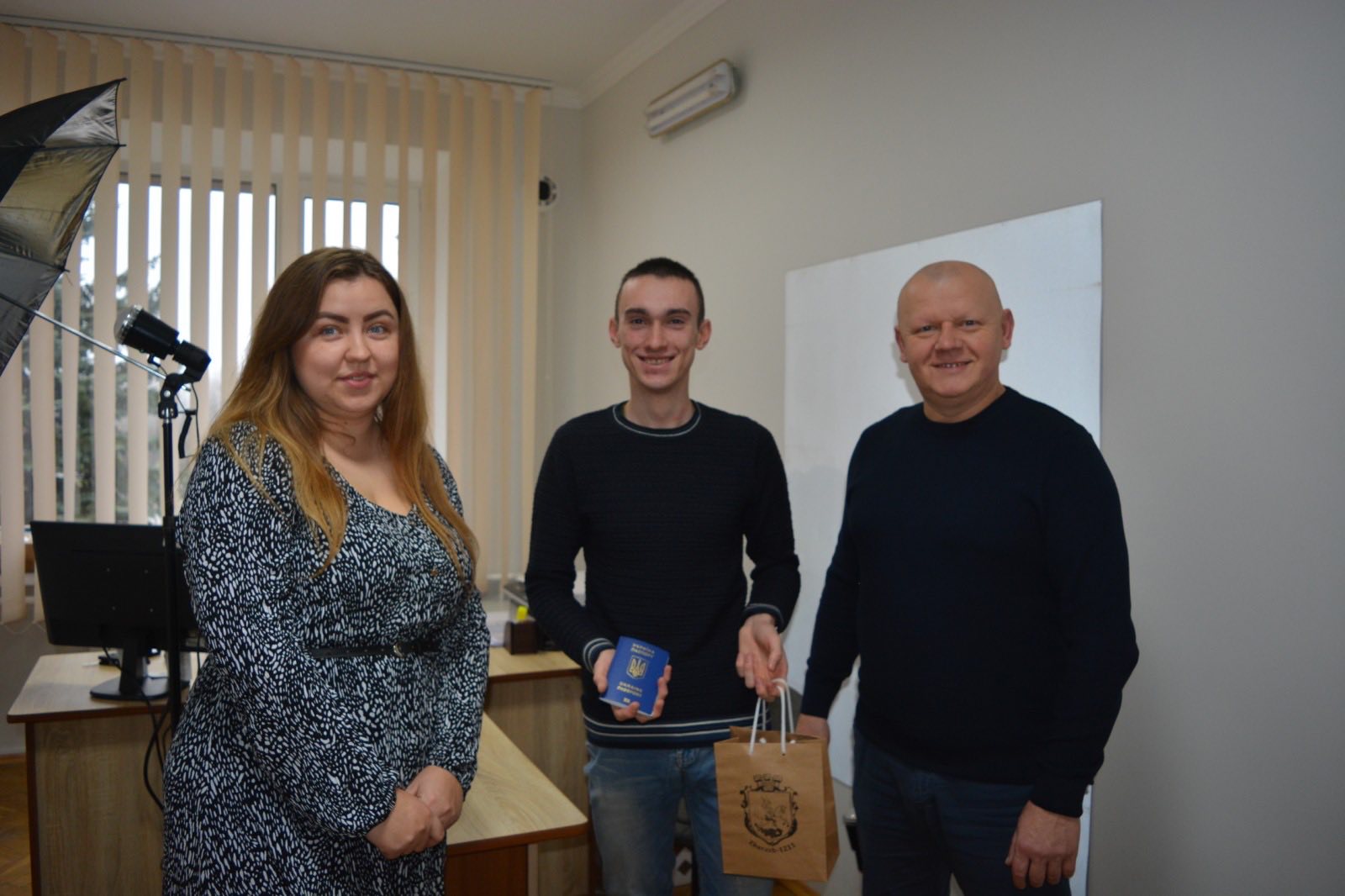 У Збаразькому Дія.Центрі оформили ювілейний, сотий закордонний паспорт