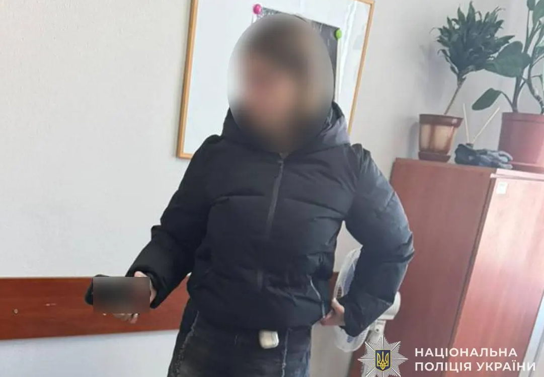 У Тернополі поліція знайшла матір, яка залишила новонароджену дитину в під’їзді