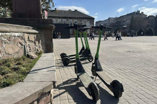 електросамокат у пішохідній зоні міста з заборонним знаком