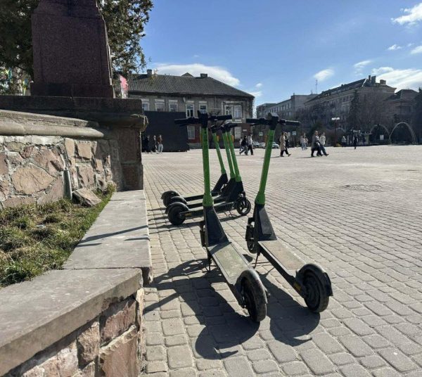 електросамокат у пішохідній зоні міста з заборонним знаком