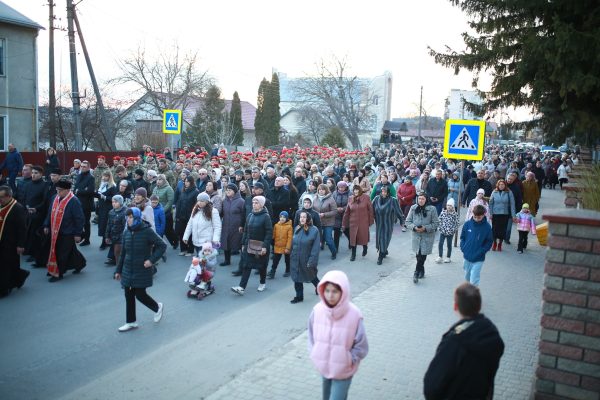 Хресна хода у Збаражі віряни моляться за Україну