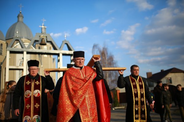 Хресна хода у Збаражі віряни моляться за Україну