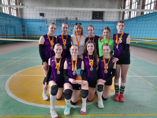 волейбольна команда дівчат з Лановецької громади переможниці
