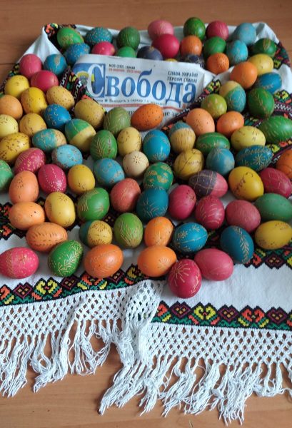 великодніми символами юні бучацькі майстри прикрасили й нашу рідну газету «Свобода»