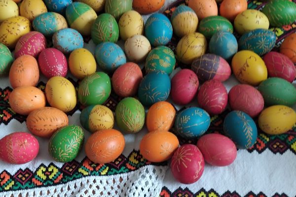 великодніми символами юні бучацькі майстри прикрасили й нашу рідну газету «Свобода»