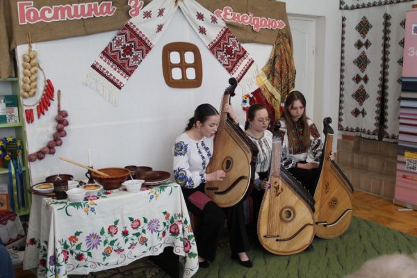 рушник з QR-кодами та страви за мотивами Енеїди у Тернополі