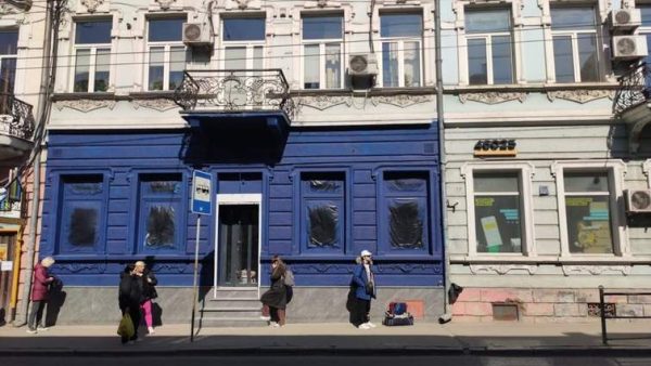 синій фасад пам’ятки архітектури на Руській 27 у Тернополі