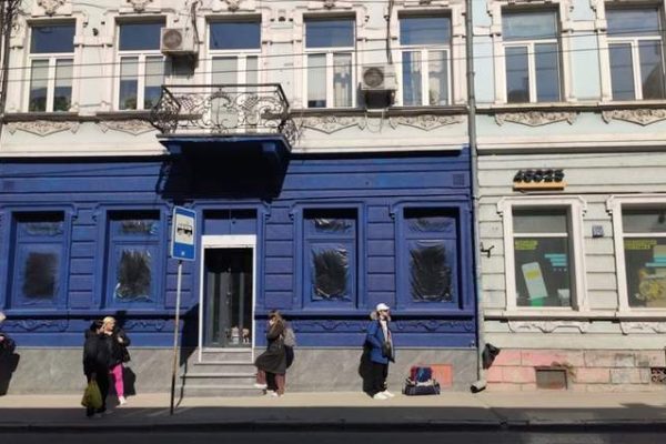 синій фасад пам’ятки архітектури на Руській 27 у Тернополі