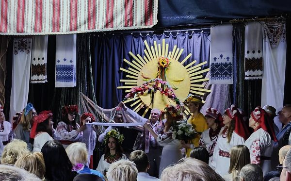 виступ театру пісні Оберіг на концерті з народними обрядами