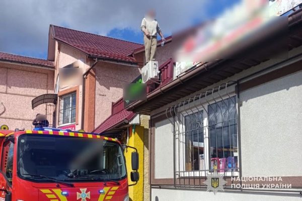 чоловік на даху