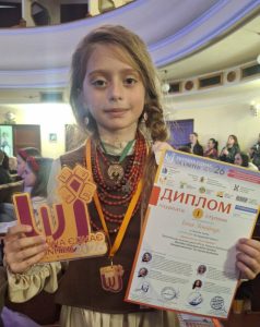 юна співачка на сцені