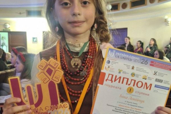 юна співачка на сцені