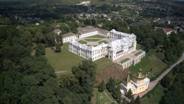парк біля Вишневецького палацу