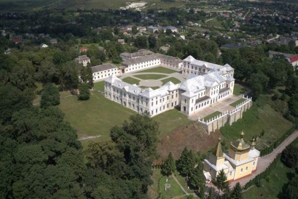 парк біля Вишневецького палацу