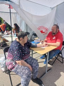 Учасники заходу Українського Червоного Хреста у Збаражі під час гуманітарної та просвітницької акції.