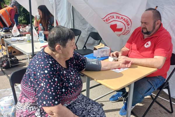 Учасники заходу Українського Червоного Хреста у Збаражі під час гуманітарної та просвітницької акції.