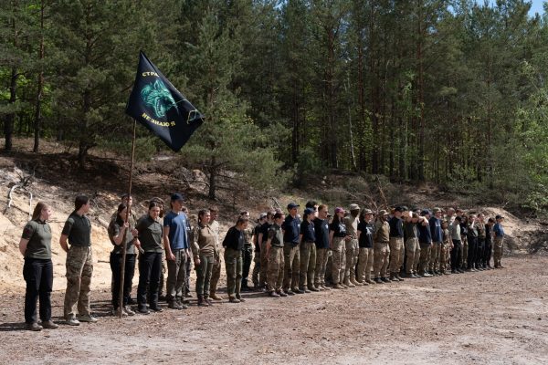 Учасники теренової гри «Гурби-Антонівці» на Тернопільщині під час спортивно-патріотичних змагань у лісі.