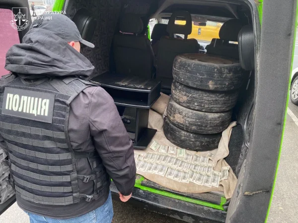 Правоохоронці викрили схему незаконного переправлення чоловіків через кордон на Тернопільщині.